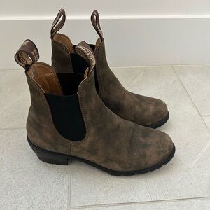 Blundstone Women's Series Heeled Boot in Rustic Brown